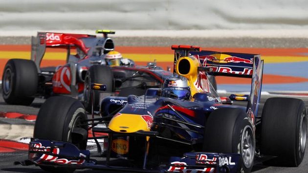 Lewis Hamilton s mclarenem jede za Sebastianem Vettelem ze stáje Red Bull při kvalifikaci na GP Bahrajnu. Lewis Hamilton s mclarenem jede za Sebastianem Vettelem ze stáje Red Bull při kvalifikaci na GP Bahrajnu.