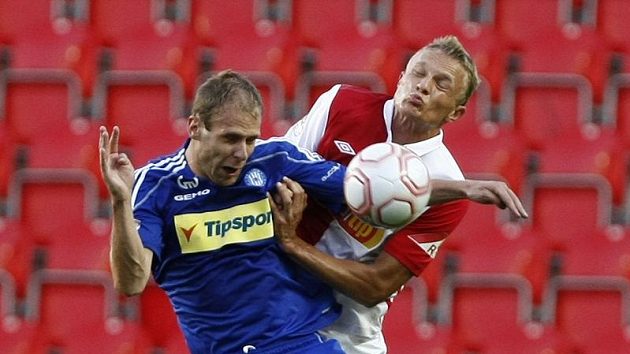 Michal Hubník v dresu Olomouce na archivním snímku v souboji se slávistou Trappem Michal Hubník v dresu Olomouce na archivním snímku v souboji se slávistou Trappem