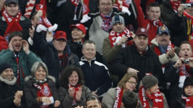 Fotbalisté Bayernu Mnichov oslavují Ribéryho gól proti Hamburku. Fotbalisté Bayernu Mnichov oslavují Ribéryho gól proti Hamburku.