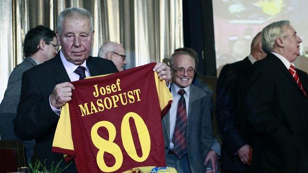 Josef Masopust s dresem ke kulatinám a zástupem gratulantů v pozadí. Josef Masopust s dresem ke kulatinám a zástupem gratulantů v pozadí.