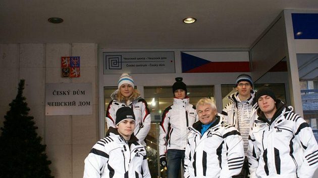 Členové Novis týmu před Českým domem v Moskvě Členové Novis týmu před Českým domem v Moskvě