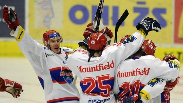 Hokejisté Českých Budějovic oslavují vítězství nad Libercem ve čtvrtém utkání předkola play-off. Hokejisté Českých Budějovic oslavují vítězství nad Libercem ve čtvrtém utkání předkola play-off.