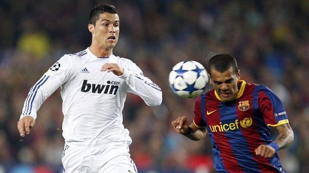 Barcelonský Dani Alves odhlavičkovává míč před Cristianem Ronaldem z Realu Madrid v odvetě semifinále Ligy mistrů. Barcelonský Dani Alves odhlavičkovává míč před Cristianem Ronaldem z Realu Madrid v odvetě semifinále Ligy mistrů.
