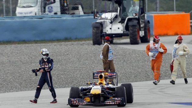 Naštvaný Sebastian Vettel odchází od nepojízdného vozu Red Bull. Naštvaný Sebastian Vettel odchází od nepojízdného vozu Red Bull.
