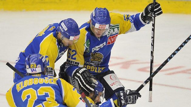Hokejisté Ústí nad Labem se radují z branky do mladoboleslavské sítě. Hokejisté Ústí nad Labem se radují z branky do mladoboleslavské sítě.