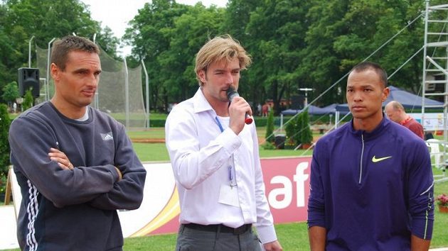 Bývalý desetibojař Josef Karas si v Kladně vyzkoušel roli atletického moderátora, zpovídal i olympijské šampiony Romana Šebrleho a Bryana Claye. Bývalý desetibojař Josef Karas si v Kladně vyzkoušel roli atletického moderátora, zpovídal i olympijské šampiony Romana Šebrleho a Bryana Claye.