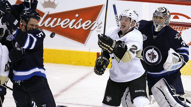 Ondřej Pavelec v brance Winnipegu během zápasu s Pittsburghem Ondřej Pavelec v brance Winnipegu během zápasu s Pittsburghem