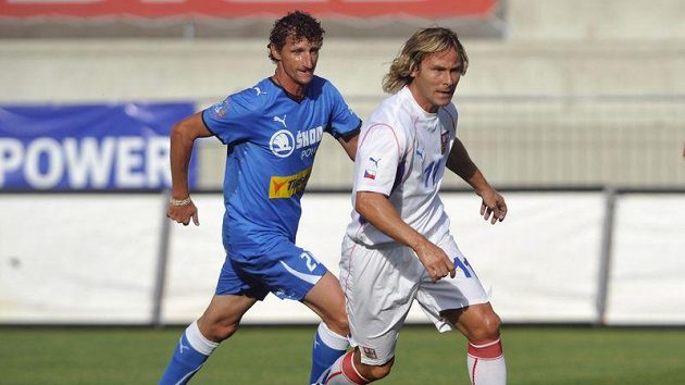 Oslavy stoletého výročí založení Viktorie a exhibiční duel ve Štruncových sadech si nenechal ujít ani plzeňský odchovanec Pavel Nedvěd (vpravo). Oslavy stoletého výročí založení Viktorie a exhibiční duel ve Štruncových sadech si nenechal ujít ani plzeňský odchovanec Pavel Nedvěd (vpravo).