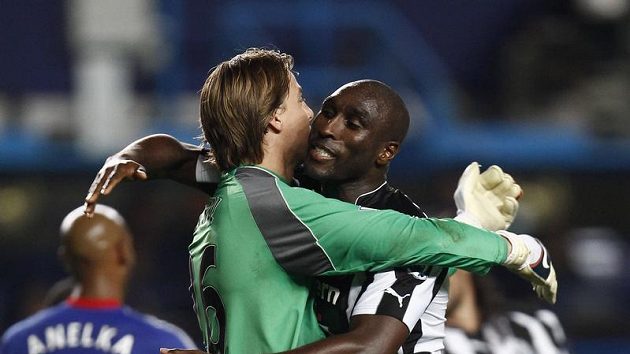 Fotbalisté Newcastlu brankář Tim Krul (vlevo) a Sol Campbell se radují z remízy. Fotbalisté Newcastlu brankář Tim Krul (vlevo) a Sol Campbell se radují z remízy.