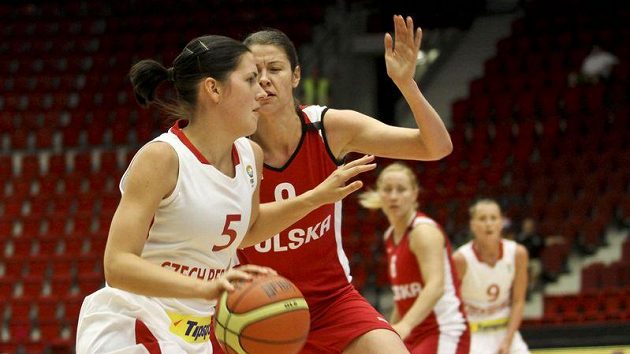 Česká basketbalistka Roman hejdová (v bílém) se snaží přejít přes soupeřku z Polska. Česká basketbalistka Roman hejdová (v bílém) se snaží přejít přes soupeřku z Polska.