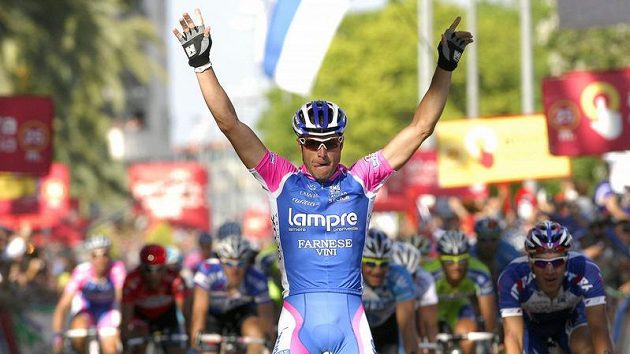 Alessandro Petacchi slaví triumf v sedmé etapě Vuelty. Alessandro Petacchi slaví triumf v sedmé etapě Vuelty.
