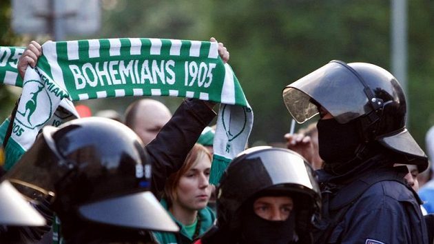 Fanoušci Bohemians pochodovali Vršovicemi po posledním jarním ligovém zápase v Ďolíčku. V pátek vyrazí na protestní pochod zase. A sspolečně se slávisty... Fanoušci Bohemians pochodovali Vršovicemi po posledním jarním ligovém zápase v Ďolíčku. V pátek vyrazí na protestní pochod zase. A sspolečně se slávisty...