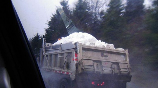 Náklaďáky zásobují sněhem Cypress Mountain. Náklaďáky zásobují sněhem Cypress Mountain.