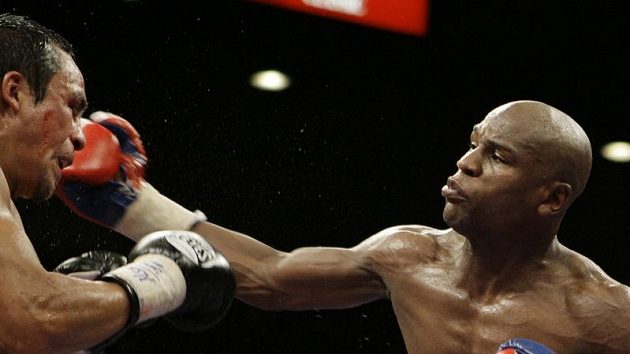 Boxer Floyd Mayweather Jr. zasazuje úder svému soupeři Marquezovi Boxer Floyd Mayweather Jr. zasazuje úder svému soupeři Marquezovi