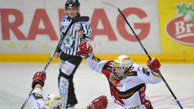 Útočník Dmitrij Jaškin (vpravo) v dresu Slavie Útočník Dmitrij Jaškin (vpravo) v dresu Slavie