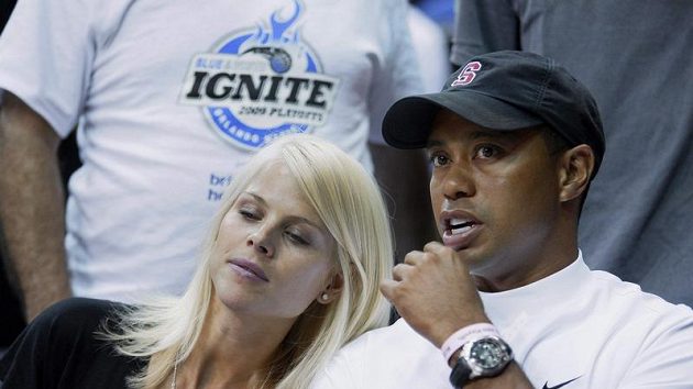 Golfista Tiger Woods se svou manželkou Elin. Golfista Tiger Woods se svou manželkou Elin.