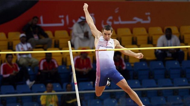 Roman Šebrle překonává laťku při sedmiboji na halovém MS v Dauhá. Roman Šebrle překonává laťku při sedmiboji na halovém MS v Dauhá.