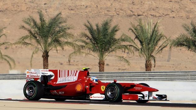 Fernando Alonso s vozem Ferrari při Velké ceně Bahrajnu. Fernando Alonso s vozem Ferrari při Velké ceně Bahrajnu.
