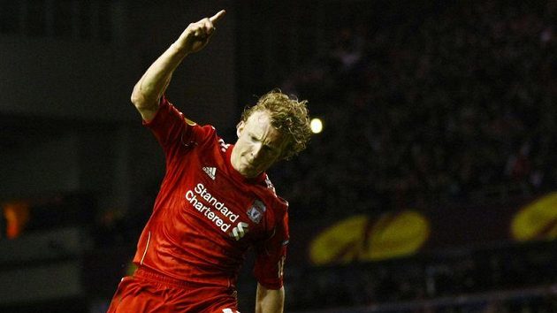 Útočník Liverpoolu Dirk Kuijt se raduje z branky. Útočník Liverpoolu Dirk Kuijt se raduje z branky.