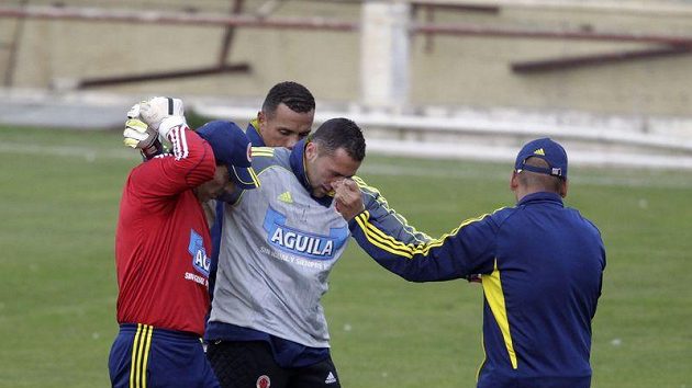 David Ospina opouští se zlomeným nosem hřiště. David Ospina opouští se zlomeným nosem hřiště.