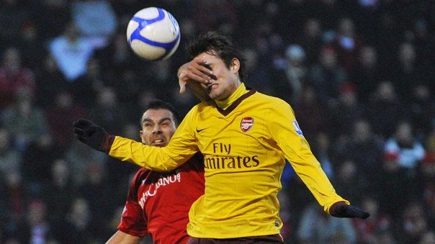 Tomáš Rosický (vpravo) v souboji o míč s Jasonem Crowem z Leytonu Tomáš Rosický (vpravo) v souboji o míč s Jasonem Crowem z Leytonu