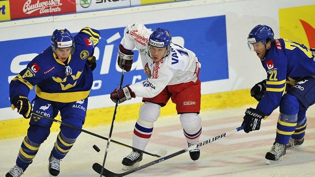 Petr Vampola (uprostřed se probíjí mezi dvojicí švédských hráčů (vlevo) Mikael Backlund a David Petrasek na Českých hrách v Brně. Petr Vampola (uprostřed se probíjí mezi dvojicí švédských hráčů (vlevo) Mikael Backlund a David Petrasek na Českých hrách v Brně.