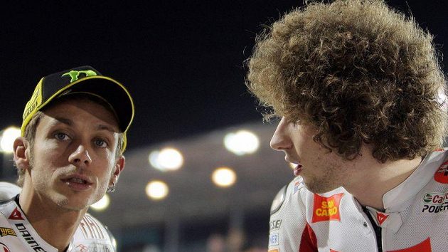 Valentino Rossi (vlevo) a Marco Simoncelli na archivním snímku z dubnové Velké ceny Kataru. Valentino Rossi (vlevo) a Marco Simoncelli na archivním snímku z dubnové Velké ceny Kataru.