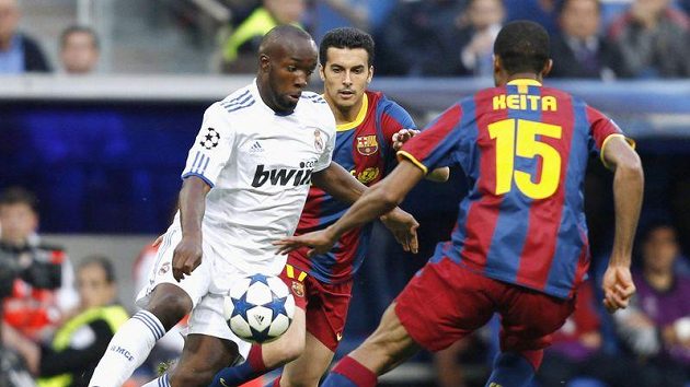 Lassan Diara z Realu bojuje o míč s barcelonským Pedrem Rodriguezem. Lassan Diara z Realu bojuje o míč s barcelonským Pedrem Rodriguezem.