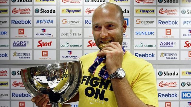 Tomáš Vokoun s pohárem a zlatou medailí z MS Tomáš Vokoun s pohárem a zlatou medailí z MS