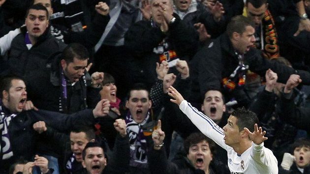 Cristiano Ronaldo oslavuje s fanoušky Realu Madrid Cristiano Ronaldo oslavuje s fanoušky Realu Madrid