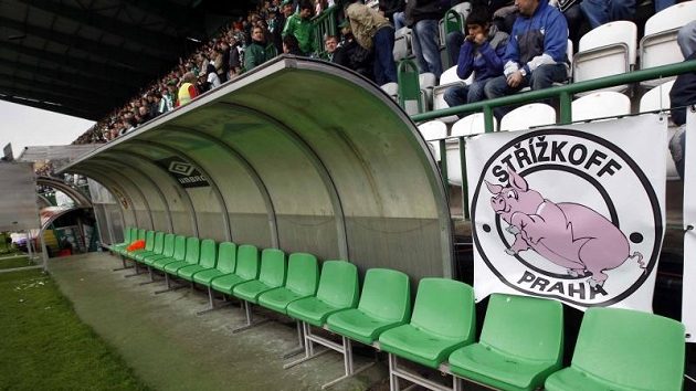 Lavička Bohemians Praha zůstala prázdná, "zdobil" ji jen hanlivý plakát domích fanoušků. Lavička Bohemians Praha zůstala prázdná, "zdobil" ji jen hanlivý plakát domích fanoušků.