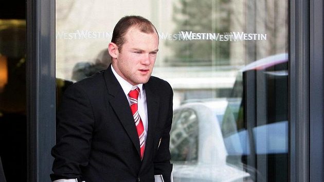 Zraněný útočník Wayne Rooney bude Manchesteru United chybět. Zraněný útočník Wayne Rooney bude Manchesteru United chybět.