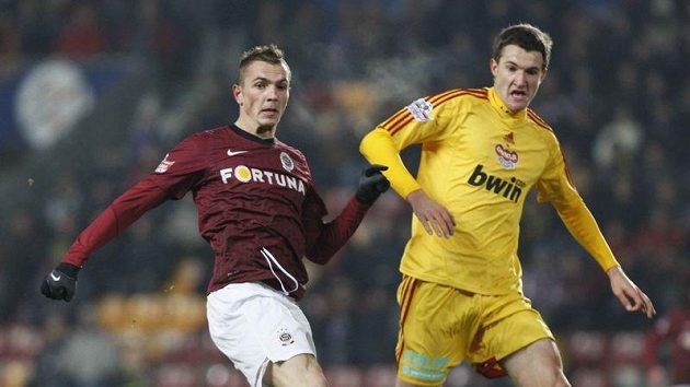 Marek Hanousek (vpravo) se vrací do Dukly. Marek Hanousek (vpravo) se vrací do Dukly.