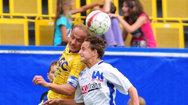 Ústecký Alois Hyčka (vpředu) v souboji s Pavlem Verbířem z Teplic. Ústecký Alois Hyčka (vpředu) v souboji s Pavlem Verbířem z Teplic.