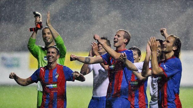 Plzeňští fotbalisté oslavují postup přes norský Trondheim. Plzeňští fotbalisté oslavují postup přes norský Trondheim.