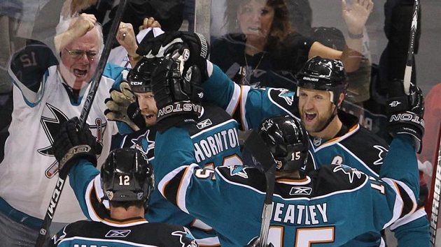 Joe Thornton (vlevo) oslavuje se spoluhráči ze San Jose branku v utkání s Detroitem - archivní foto. Joe Thornton (vlevo) oslavuje se spoluhráči ze San Jose branku v utkání s Detroitem - archivní foto.