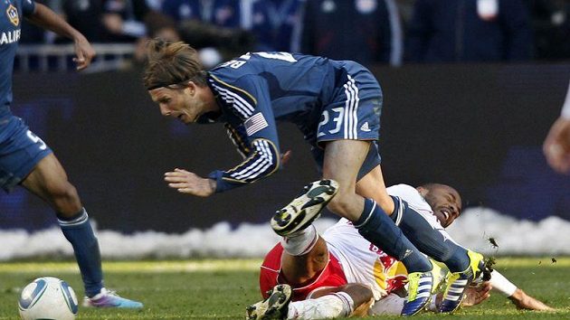 Tahákem zápasu NY Red Bulls s LA Galaxy byly střety Thierryho Henryho (v bílém) a Davida Beckhama. Tahákem zápasu NY Red Bulls s LA Galaxy byly střety Thierryho Henryho (v bílém) a Davida Beckhama.