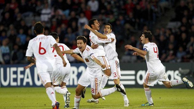 Španělští fotbalisté se radují z nádherné trefy Thiaga (třetí zprava) ve finálovém zápase ME do 21 let proti Švýcarsku. Španělští fotbalisté se radují z nádherné trefy Thiaga (třetí zprava) ve finálovém zápase ME do 21 let proti Švýcarsku.