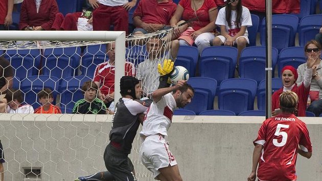 Brankář Petr Čech se do kritiky spoluhráčů nepustil. Brankář Petr Čech se do kritiky spoluhráčů nepustil.