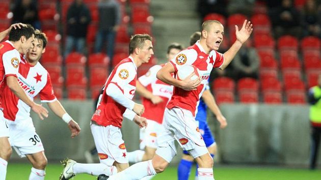 Radost fotbalistů Slavie z gólu Adama Hlouška. Kdy si ji společně zase zopakují? Radost fotbalistů Slavie z gólu Adama Hlouška. Kdy si ji společně zase zopakují?