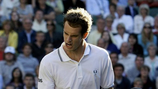 Britský tenista Andy Murray během prvního kola Wimbledonu Britský tenista Andy Murray během prvního kola Wimbledonu