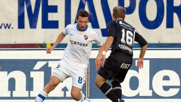 Jiří Poděbradský z Hradce Králové (zády) a Marek Jankulovski v dresu Baníku Ostrava. Jiří Poděbradský z Hradce Králové (zády) a Marek Jankulovski v dresu Baníku Ostrava.
