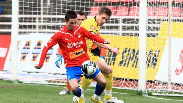 Spaťan Juraj Kucka (vpravo) brání plzeňského Milana Petrželu. Spaťan Juraj Kucka (vpravo) brání plzeňského Milana Petrželu.