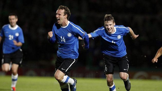 Estonec Konstantin Vassiljev slaví se spoluhráčem Alexandrem Dmitrijevem gól proti Severnímu Irsku v kvalifikaci o postup na EURO 2012. Estonec Konstantin Vassiljev slaví se spoluhráčem Alexandrem Dmitrijevem gól proti Severnímu Irsku v kvalifikaci o postup na EURO 2012.