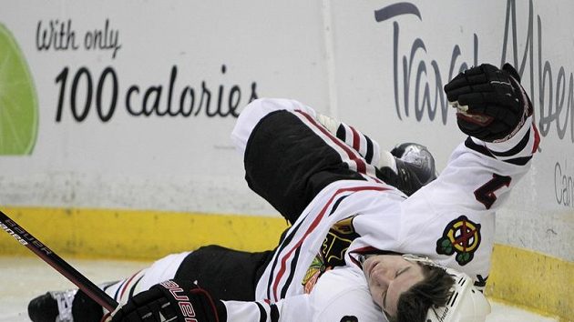 Otřesený Brent Seabrook po faulu na hlavu od Jamese Wisniewského. Otřesený Brent Seabrook po faulu na hlavu od Jamese Wisniewského.