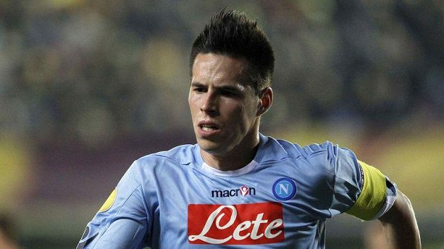 Marek Hamšík v dresu Neapole oslavuje branku. Marek Hamšík v dresu Neapole oslavuje branku.