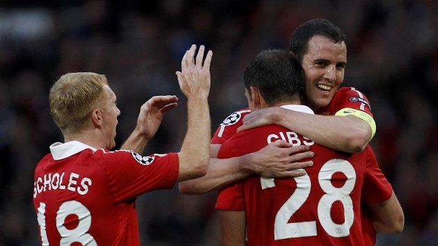 Fotbalisté Manchesteru United Paul Scholes (vlevo) a John O´Shea blahopřejí svému spluhráči Darronu Gibsonovi k brance. Fotbalisté Manchesteru United Paul Scholes (vlevo) a John O´Shea blahopřejí svému spluhráči Darronu Gibsonovi k brance.