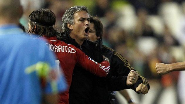 Kouč Realu Madrid slaví gól Sergia Ramose proti Valencii. Kouč Realu Madrid slaví gól Sergia Ramose proti Valencii.