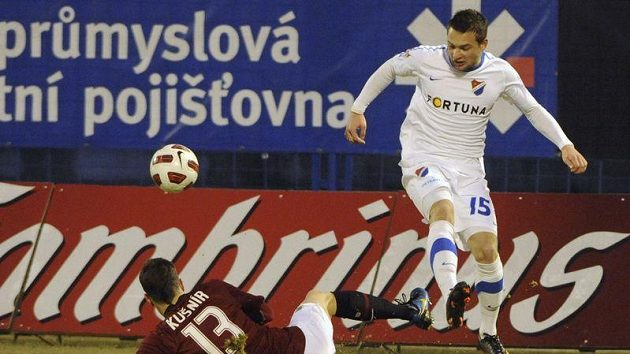 Antonín Fantiš z Baníku před Kušnírem ze Sparty Antonín Fantiš z Baníku před Kušnírem ze Sparty