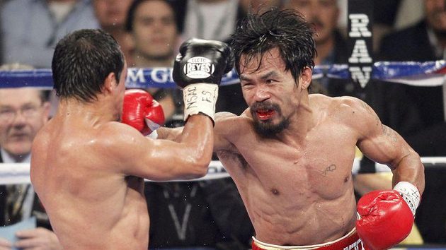 Manny Pacquiao zasazuje úder Juanu Manuelu Márquezovi. Manny Pacquiao zasazuje úder Juanu Manuelu Márquezovi.